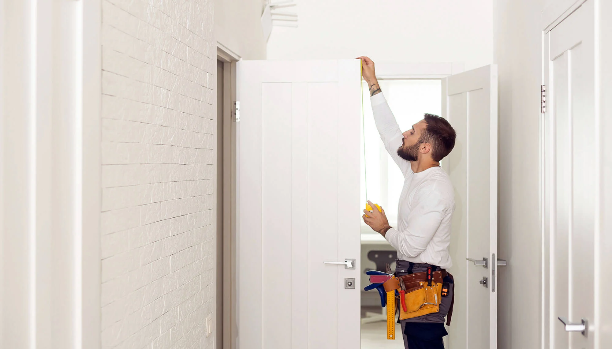 products-building-construction-doors-frames-testing-hero (1) (puertas y bastidores).png